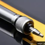 비싼 공구와 저렴한 공구 차이점 - A close-up of a premium high-strength alloy screwdriver with a smooth, polished surface and an ergon...